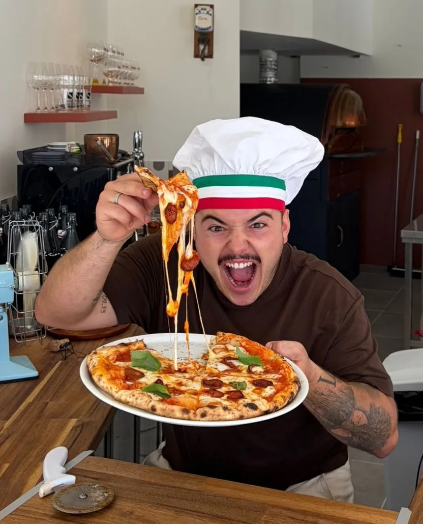 Le chef de Marga Pizza et sa pizza napolitaine